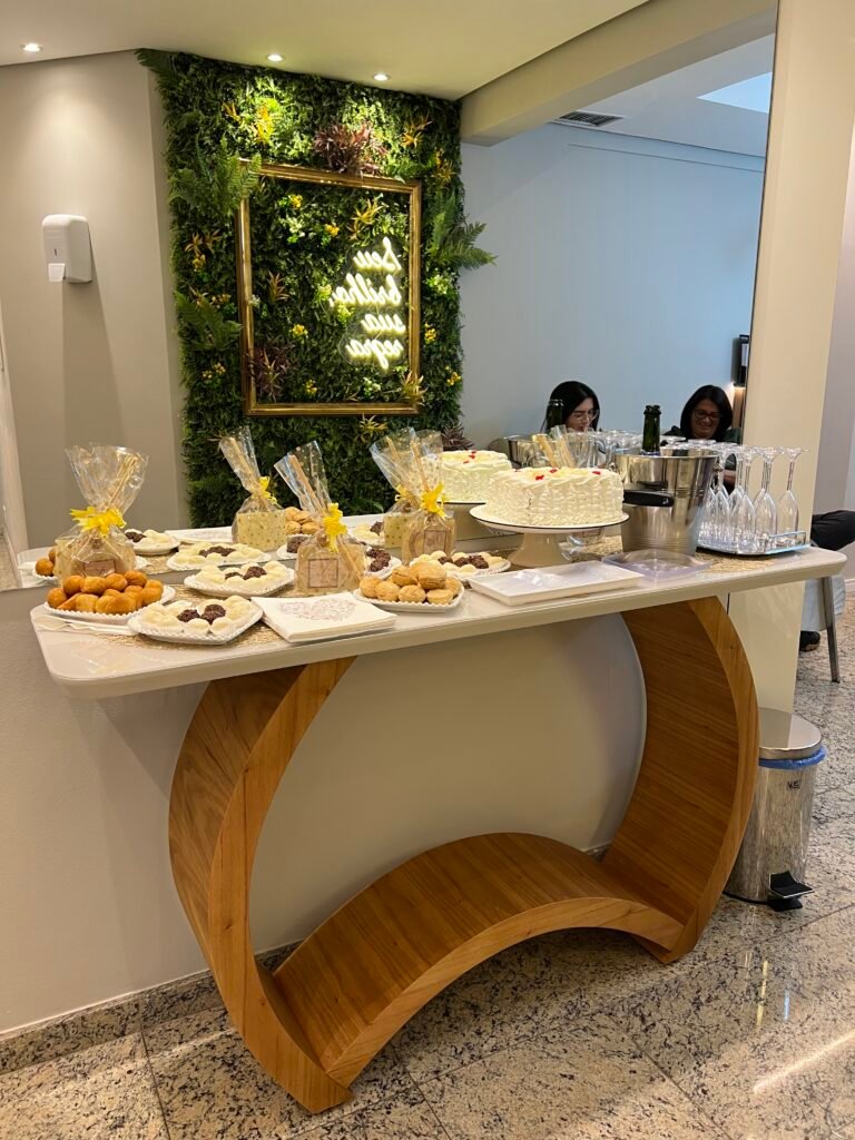 Mesa de comes e bebes da Clínica Marão